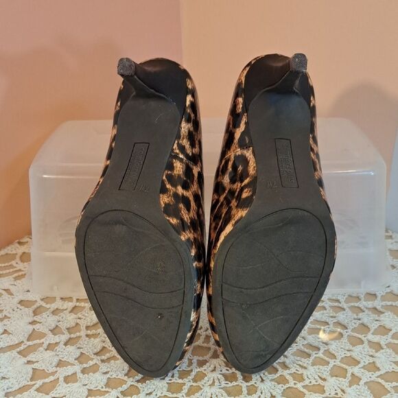 Moving Comfort Leopard Print Heels with Classic Stiletto Design - Picture 2 of 5